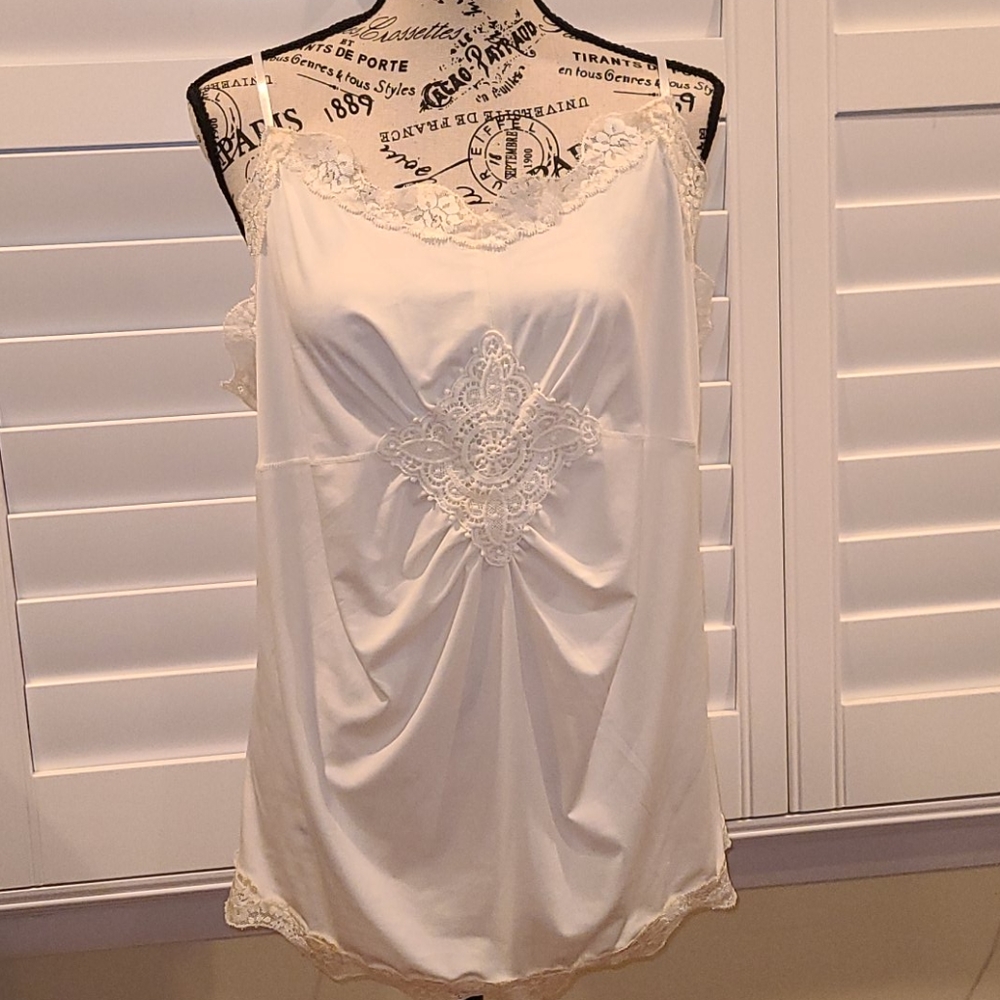 Cute white Camisole by JW (Junction West) size XL